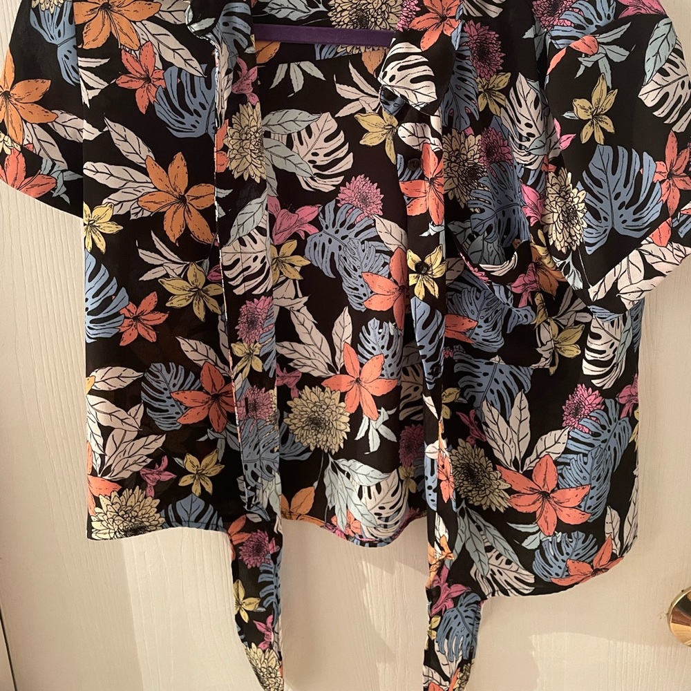 Flower patterned blouse - Picture 2 of 2